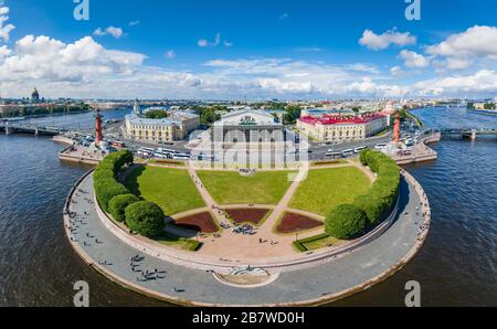 Luftbild des alten Börsenbaus, Rostral-Säulen, Zentrum von Sankt Petersburg, Russland, der Newa-Fluss, Brücken, Isaac Kathedrale Stockfoto