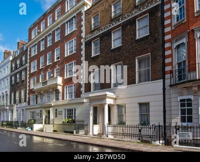 LONDON WIMPOLE STREET LISTER HOUSE IN GELBEM UND ROTEM BACKSTEIN Stockfoto