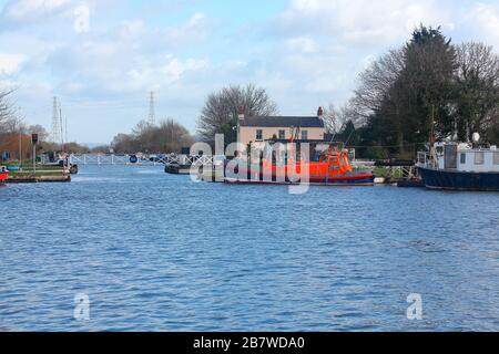 Eine von vielen Schaumbrücken auf dem Gloucester- und Schärfenkanal, die hier an der Kreuzung Saul bei Frampton zu sehen sind. Stockfoto