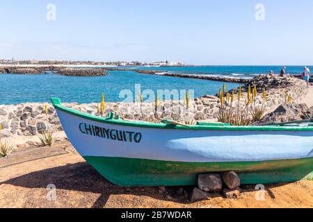 Blick auf den Hafen vom Inselcafé Beach Club Chiringuito La Isla in Caleta de Fuste an der Ostküste der Kanareninsel Fuertev Stockfoto