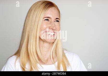 Nahaufnahme des Porträts der lachenden reifen Frau Stockfoto