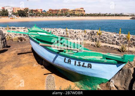 Blick auf den Strand vom Inselcafé Beach Club Chiringuito La Isla in Caleta de Fuste an der Ostküste der Kanareninsel Fuerteven Stockfoto