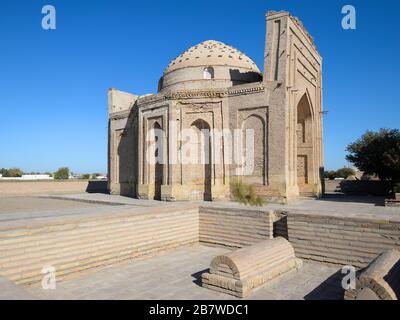 Sultan Ali Mausoleum im Zentrum der neuen Stadt Kunya Urgench, Turkmenistan auf einem muslimischen Friedhof. In Kunya-Urgench sichtbare Gräber. Stockfoto