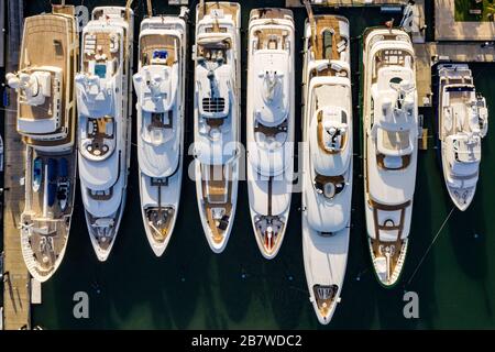Megayachts in einem Yachthafen in Florida. Stockfoto