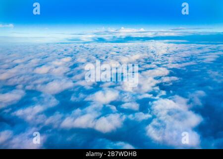 Eine Wolke aus einem Flugzeugfenster irgendwo über Südengland Stockfoto