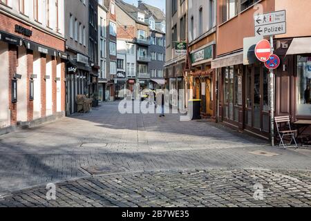 Wegen der Corona-Pandemie ist die Altstadt während der Geschäftszeiten fast leer Stockfoto