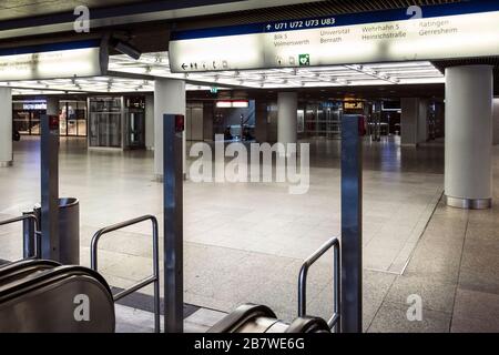 Düsseldorfer U-Bahn in der in der Hauptverkehrszeit ungewöhnlich leeren Heinrich-Heine-Allee wegen der Corona-Pandemie Stockfoto