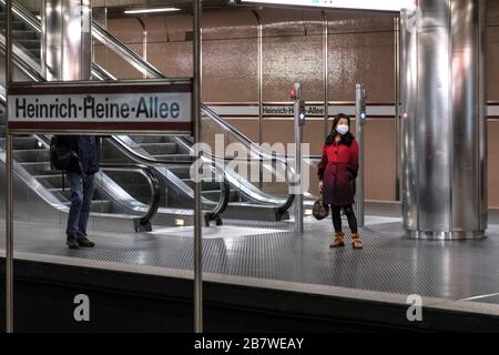 Düsseldorfer U-Bahn in der in der Hauptverkehrszeit ungewöhnlich leeren Heinrich-Heine-Allee wegen der Corona-Pandemie Stockfoto