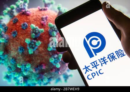 China. März 2020. In dieser Abbildung wird das chinesische Logo der Versicherungsgesellschaft China Pacific Insurance (CPIC) auf einem Smartphone mit einem Computermodell des Coronavirus COVID-19 auf dem Hintergrund angezeigt. Kredit: Budrul Chukrut/SOPA images/ZUMA Wire/Alamy Live News Stockfoto