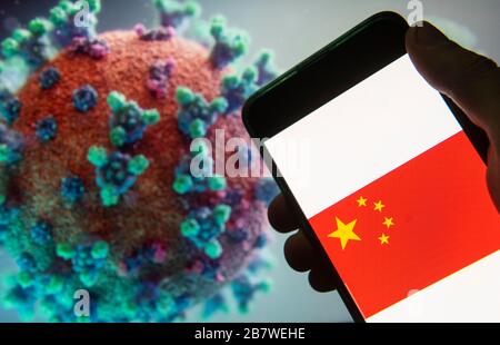 China. März 2020. In dieser Abbildung wird das Logo der chinesischen Flagge auf einem Smartphone mit einem Computermodell des COVID-19-Coronavirus im Hintergrund angezeigt. Kredit: Budrul Chukrut/SOPA images/ZUMA Wire/Alamy Live News Stockfoto