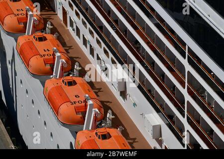 Kreuzfahrtschiff Nahaufnahme Hafen von Rotterdam, Niederlande Stockfoto
