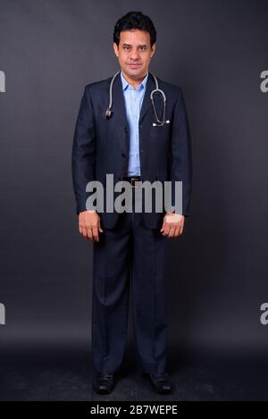 Porträt eines reifen gutaussehenden indischen Geschäftsmannes als Arzt Stockfoto
