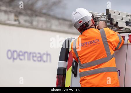 Ein OpenReach Ingenieur lädt seinen Lieferwagen im OpenReach Trainingszentrum in Peterborough Stockfoto