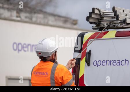 Ein OpenReach Ingenieur lädt seinen Lieferwagen im OpenReach Trainingszentrum in Peterborough Stockfoto