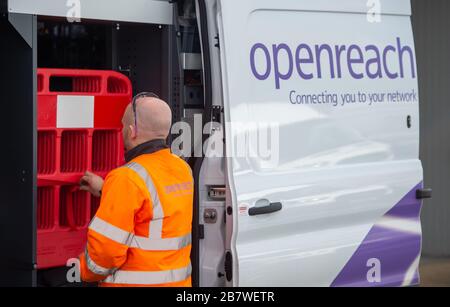 Ein OpenREACH-Ingenieur mit seinem Lieferwagen im OpenREACH-Schulungszentrum in Peterborough Stockfoto
