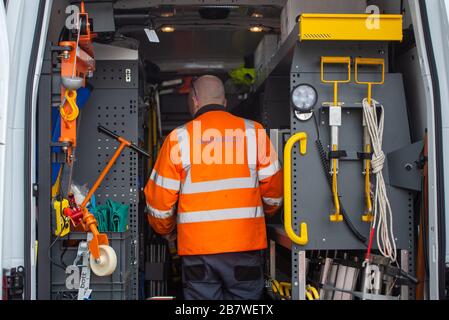 Ein OpenREACH-Ingenieur mit seinem Lieferwagen im OpenREACH-Schulungszentrum in Peterborough Stockfoto