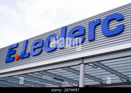 Bordeaux, Aquitanien / Frankreich - 09 27 2019 : Anmelden auf dem E.Leclerc Hypermarket leclerc Shop im Freien Stockfoto