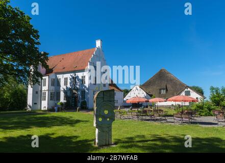 Gutshaus Hoyerswort mit angrenzendem Haubarg, Witzwort-Gemeinde, Landschaft und Halbinsel Eiderstedt, Nordfriesland, Schleswig-Holstein, Norddeutschland Stockfoto