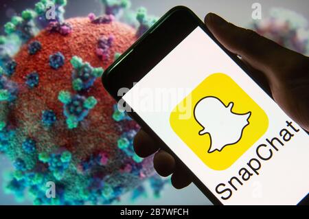 China. März 2020. In dieser Abbildung wird das Snapchat-Logo für Multimedia-Messaging auf einem Smartphone mit einem Computermodell des COVID-19-Coronavirus im Hintergrund angezeigt. Kredit: Budrul Chukrut/SOPA images/ZUMA Wire/Alamy Live News Stockfoto