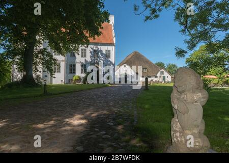 Gutshaus Hoyerswort mit angrenzendem Haubarg, Witzwort-Gemeinde, Landschaft und Halbinsel Eiderstedt, Nordfriesland, Schleswig-Holstein, Norddeutschland Stockfoto