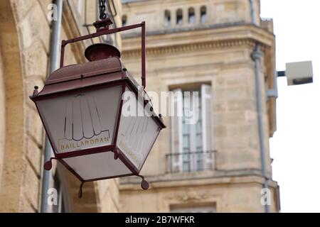 Bordeaux, Aquitanien/Frankreich - 10 17 2019 : Baillardran Canele french Konditorei Company traditionelle Cantielé-Straßenleuchte aus Bordeaux frankreich Stockfoto