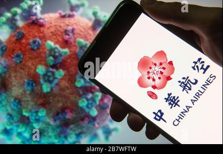 China. März 2020. In dieser Abbildung wird das Taiwanese China Airlines Logo auf einem Smartphone mit einem Computermodell des COVID-19 Coronavirus im Hintergrund angezeigt. Kredit: Budrul Chukrut/SOPA images/ZUMA Wire/Alamy Live News Stockfoto