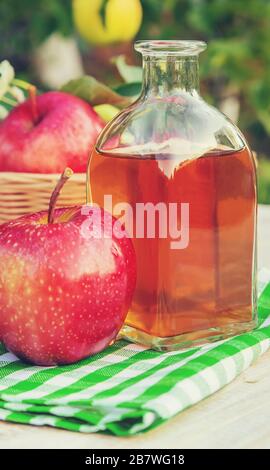 Apfelessig in einer Flasche. Selektive konzentrieren. Natur. Stockfoto