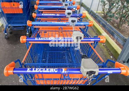 Bordeaux, Aquitanien/Frankreich - 02 20 2020: Einkaufswagen caddies leclerc unterzeichnen Hypermarket-Caddy für Elektrerc-Kunden Stockfoto