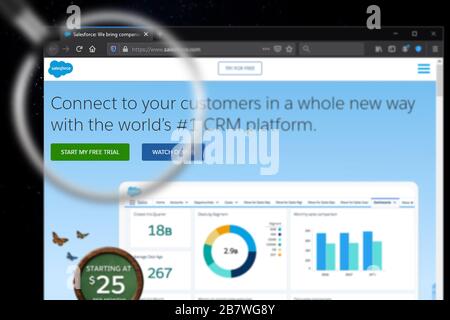 Moskau, Russland - 18. März 2020: Homepage der Salesforce-Website. Das Salesforce-Logo wird auf dem Bildschirm angezeigt Stockfoto