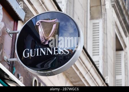 Bordeaux, Aquitanien/Frankreich - 01 15 2020: schild mit guiness Logo vor dem lokalen Restaurant in der Kneipengebäude Stockfoto