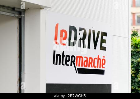 Bordeaux, Aquitanien/Frankreich - 03 12 2020: Intermarche le Drive Sign Shop - französisches europäisches Logo für Supermarktketten Stockfoto