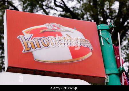 Bordeaux, Aquitanien/Frankreich - 03 07 2020: Bierschild mit Kronenbourg Logo im Barrestaurant auf der Straße Stockfoto