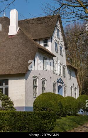 Haubarg Hochdorf, ehemals reiches Bauernhaus von 1764, heute Ferienhäuser zu vermieten, Tating, Eiderstedt, Nordfriesland, Schleswig-Holstein, Deutschland Stockfoto