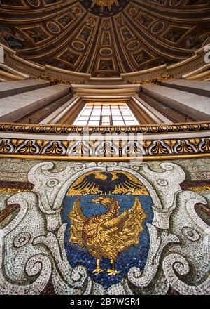Details aus dem hoch dekorierten Kuppelinnenraum des Petersdoms. Rom, Italien. Stockfoto