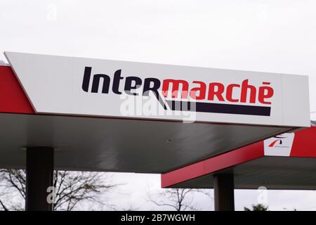 Bordeaux, Aquitanien/Frankreich - 03 12 2020: Intermarche Markenartikelladen französisches europäisches Supermarkt-Shop-Logo Stockfoto