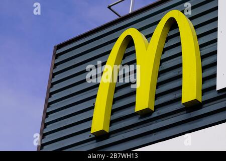 Bordeaux, Aquitanien/Frankreich - 11. 07 2019: McDonald's-Logo für große Geschäfte Zeichen der amerikanischen Hamburger Fast-Food-Restaurantkette McDonalds Shop Stockfoto