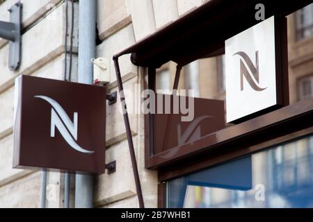 Bordeaux, Aquitanien/Frankreich - 11 30 2019: Nespresso-Boutique-Logo-Shop Marke der Kaffee-Dosen Shop Nestle Company Stockfoto