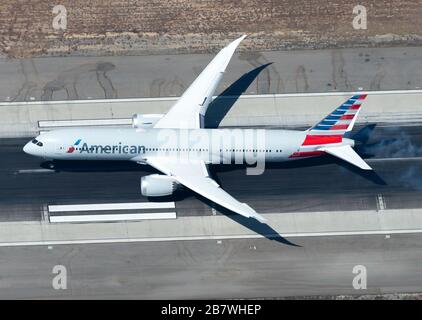 American Airlines Boeing 787 Dreamliner soll im Los Angeles International Airport (LAX/KLAX) landen. 787-9 Flugzeuge N830AN. Stockfoto