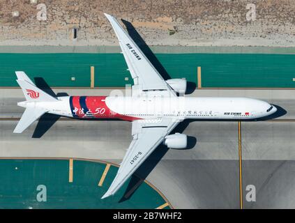 Air China Boeing 777 mit dem Taxi auf dem Flughafen Los Angeles LAX. Flugzeuge, die als B-2047 registriert sind, mit einem speziellen Farbschema, das die Beziehungen zu China Frankreich feiert. Stockfoto