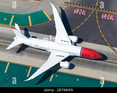 Norwegian Air Boeing 787 Taxiing in Los Angeles (LAX), USA nach internationalem Langstreckenflug von London Gatwick. Flugzeug als LN-LNC registriert. Stockfoto