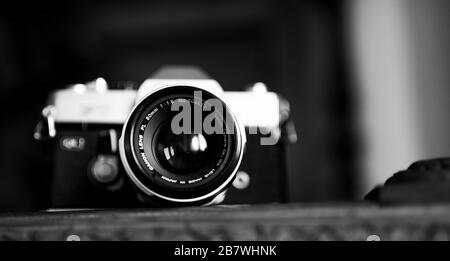 Klassische 35-mm-Kamera aus Vintage-Metall, isoliert vom Hintergrund Stockfoto