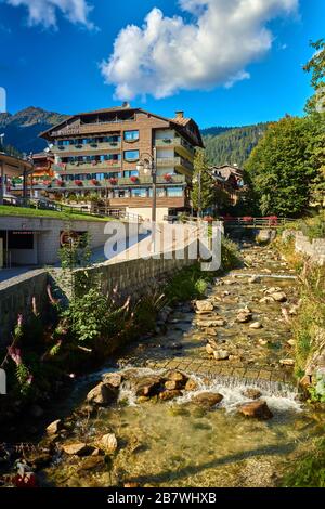 MADONNA di CAMPIGLIO, ITALIEN-20 Oktober 2018:Madonna di Campiglio im Sommer ist Madonna di Campiglia das bekannteste Skigebiet der Dolomite Stockfoto