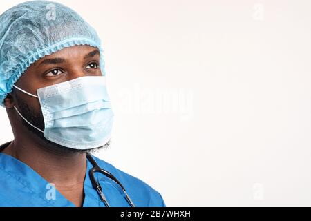 Junge schwarze Krankenschwester mit Blick auf den Kopierraum Stockfoto