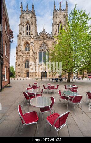 Straßencafé unterhalb der Westtürme und Westfassade der gotischen Kathedrale von York Minster Stockfoto