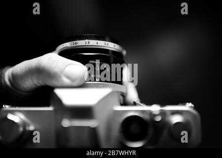 Klassische 35-mm-Kamera aus Vintage-Metall, isoliert vom Hintergrund Stockfoto