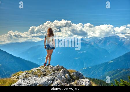 Schöne Frau genießt einen schönen Blick auf die Berge rund um Madonna di Campiglio Madonna di Campiglio im Sommer, Italien, Nord- und Mittelbren Stockfoto