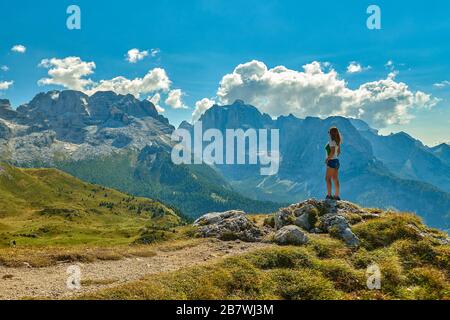 Schöne Frau genießt einen schönen Blick auf die Berge rund um Madonna di Campiglio Madonna di Campiglio im Sommer, Italien, Nord- und Mittelbren Stockfoto