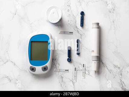 Glucosimeter-Ketometerlancet und Streifen zur Selbstüberwachung des Blutzuckers oder des Ketonspiegels. Diabetes oder Keto-Diät Stockfoto