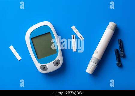 Glucosimeter-Ketometerlancet und Streifen zur Selbstüberwachung des Blutzuckers oder des Ketonspiegels. Diabetes oder Keto-Diät Stockfoto