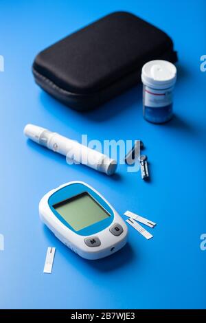 Glucosimeter-Ketometerlancet und Streifen zur Selbstüberwachung des Blutzuckers oder des Ketonspiegels. Diabetes oder Keto-Diät Stockfoto